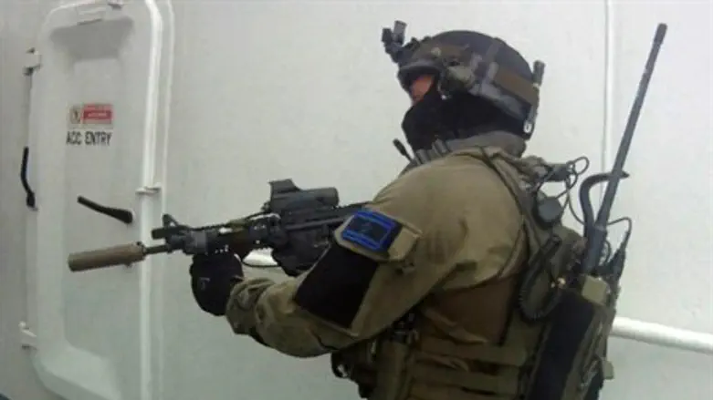 Israeli Navy commandos seize Iranian weapons 