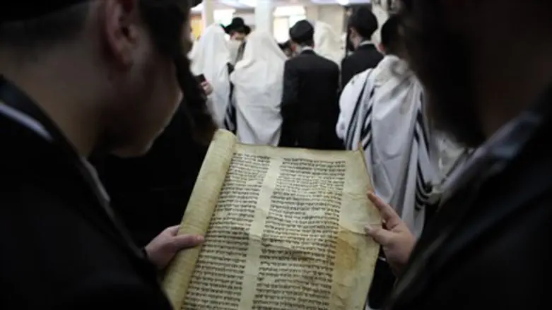 Reading the megila (illustrative)