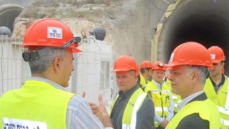 חברי הועדה בביקור באתר העבודות