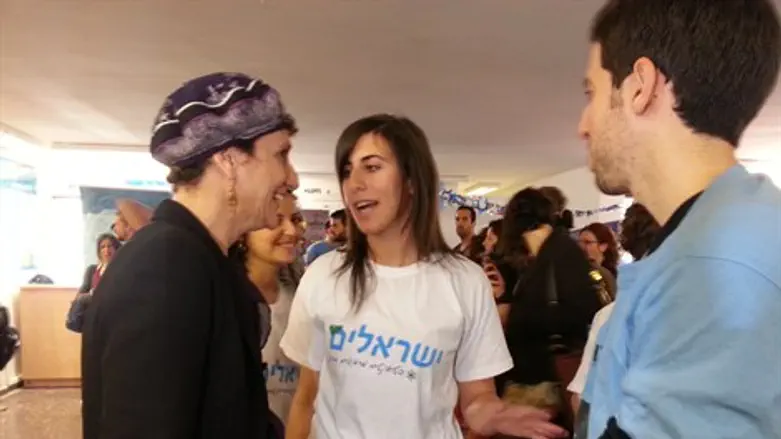 מועלם במיצג. היום