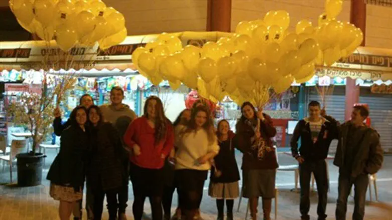 תולים בלונים