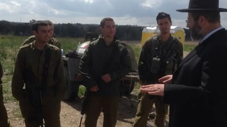 הרב הראשי עם לוחמי כיפת ברזל