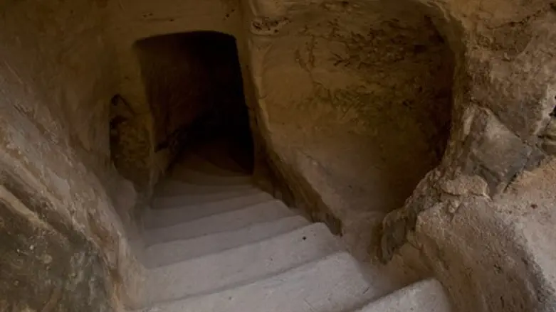 מי מוסתר שם?