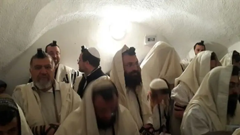 קריאת מגילה בקבר יהושע בן נון. הבוקר