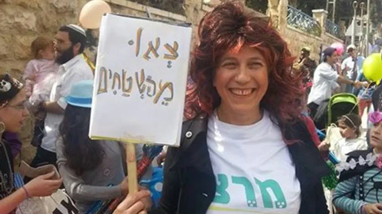 אורית סטרוק מחופשת למיכל רוזין