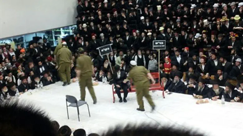 מתוך המיצג במהלך הטיש