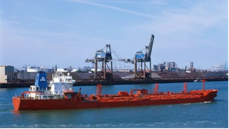 Oil tanker (illustrative)