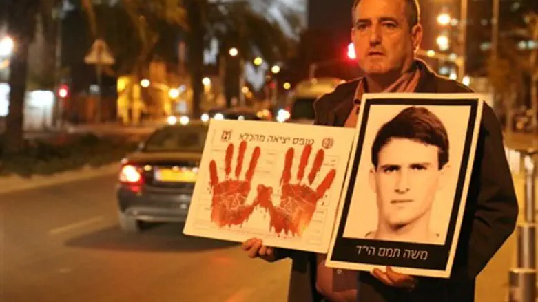 האח השכול מפגין נגד שחרור המחבלים