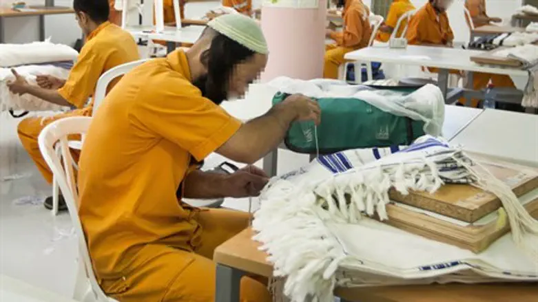 אסירים בבית הכלא