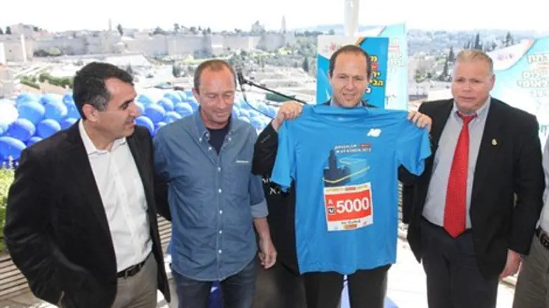 ברקת מציג את חולצת המרתון