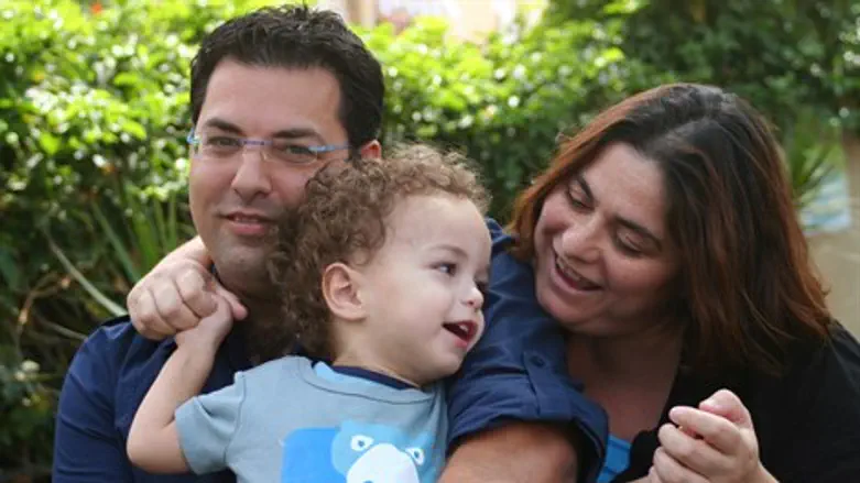 לביא עם הוריו