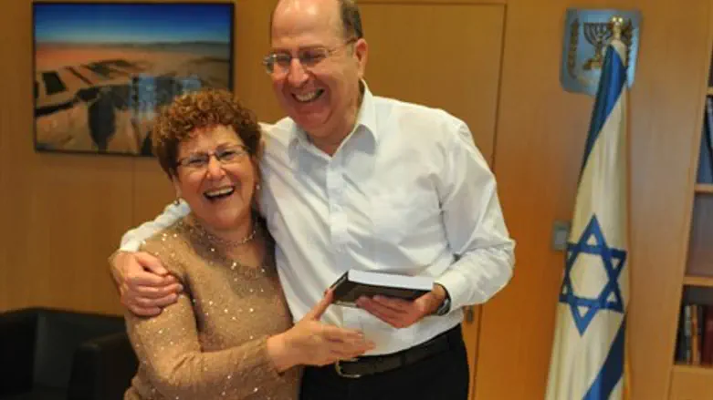 השר יעלון עם מרים פרץ