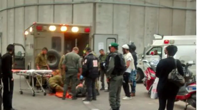 Раненый солдат у гробницы Рахели