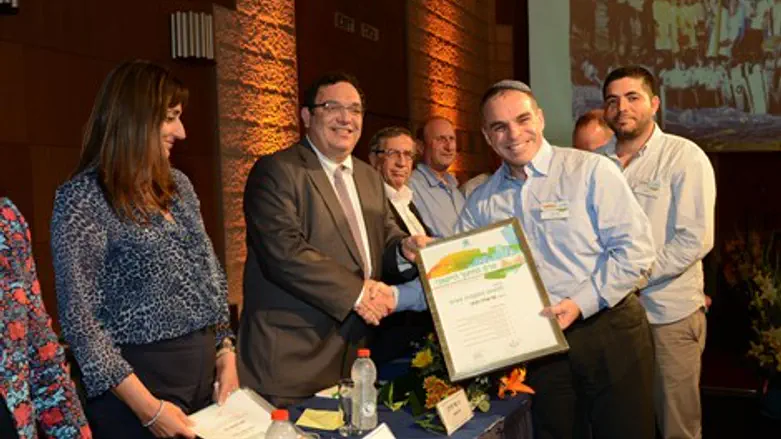 ראש מועצת אפרת מקבל את הפרס