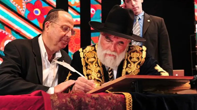 השר יעלון כותב את האות הראשונה בספר תורה