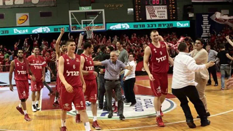 הפועל חוגגת. יחגגו שוב בהיכל הפיס ארנה?