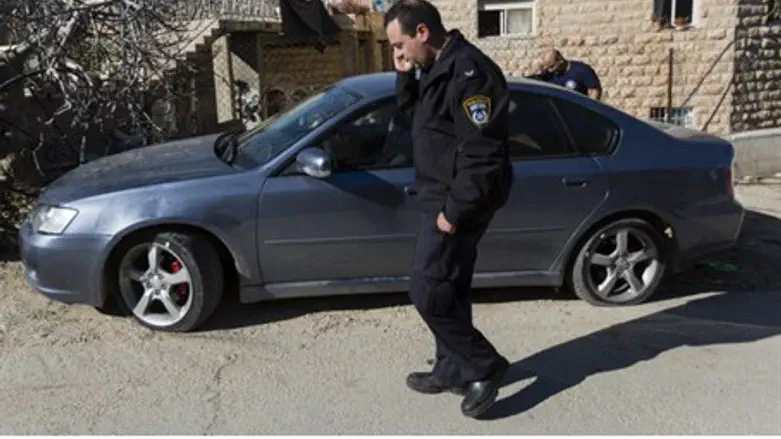 Police investigate punctured tires (file)