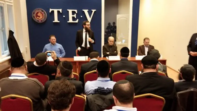 נציגי TEV מציגים את הסקר. היום