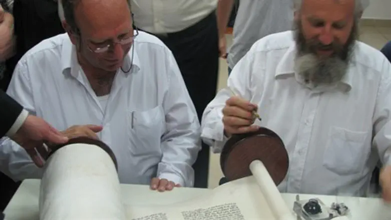 ספר תורה ראשון למדרשת עפרה