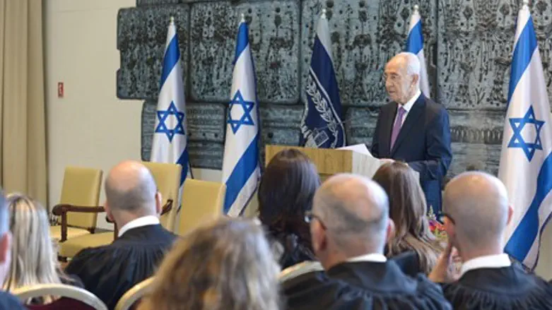 הנשיא פרס בטקס השבעת שופטים