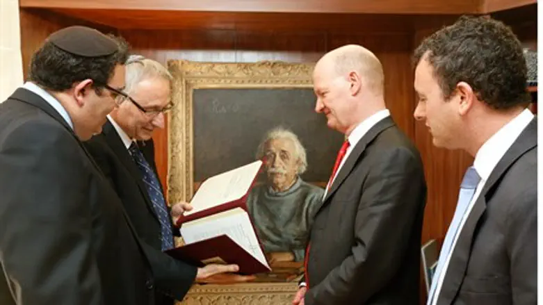 David Willetts (2nd right) meets Shai Piron (