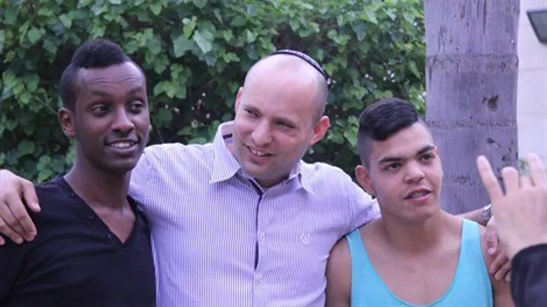 השר בנט עם ילדי "אמונה"