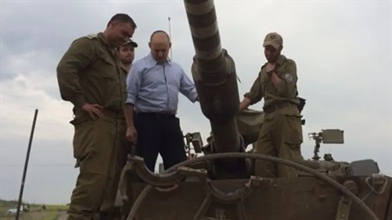 Нафтали Беннет на танке. Иллюстрация