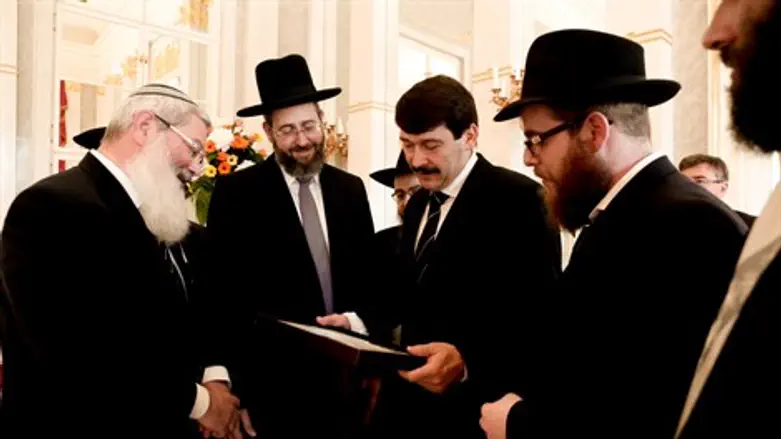 מעניקים את המטבע לנשיא הונגריה