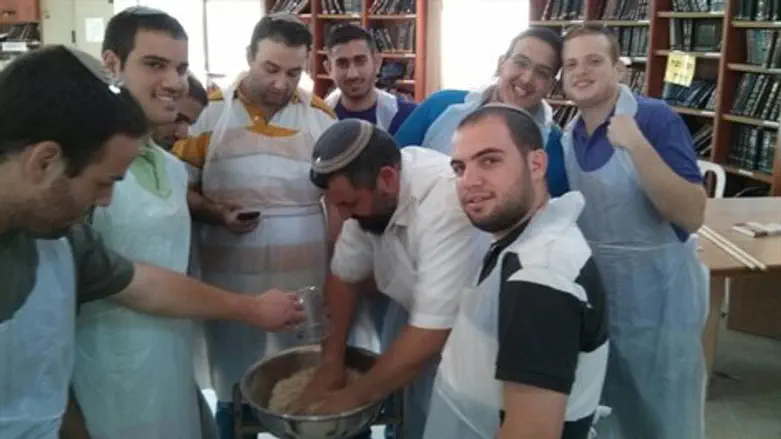 אפיית מצות בשדרות