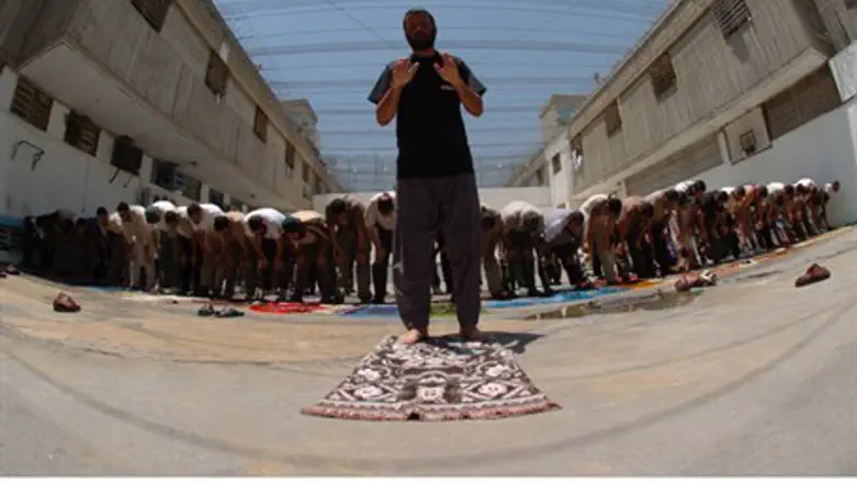Muslim prayer in prison (file)
