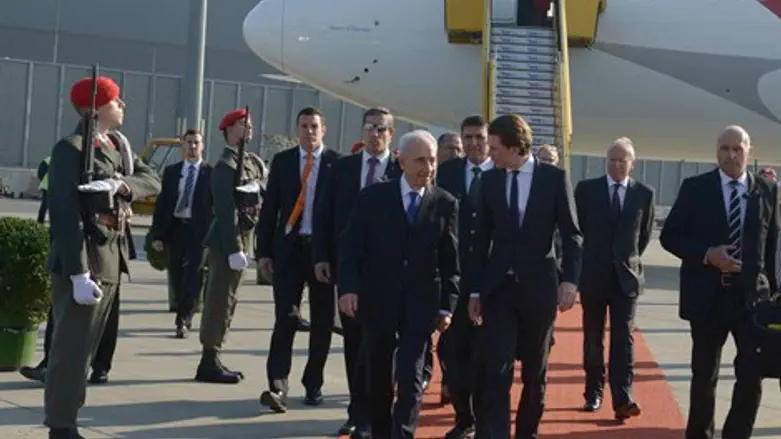 הנשיא פרס עם נחיתתו בוינה