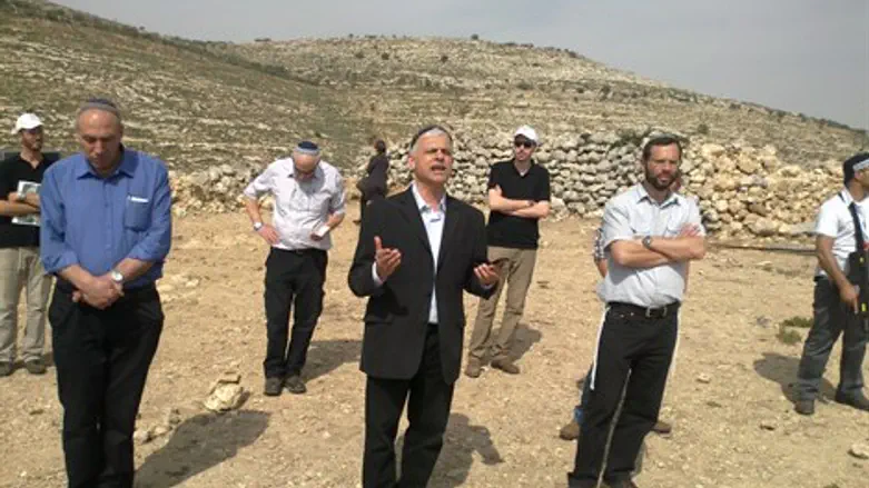 תפילת מנחה סמוך למקום המשכן בשילה