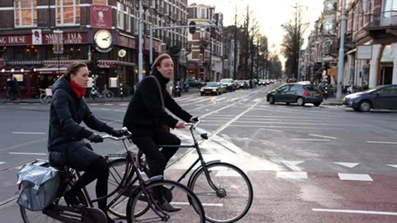 מוצרי יו"ש חוזרים. אמסטרדם