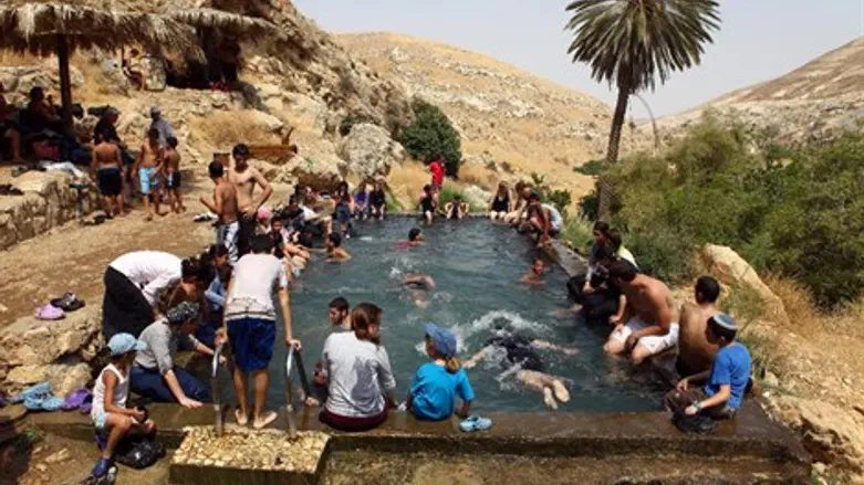 מטיילים בואדי קלט. אילוסטרציה
