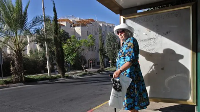 ממתינים לאוטובוס