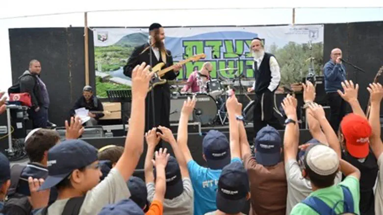 Children waving along to Gat bros. concert