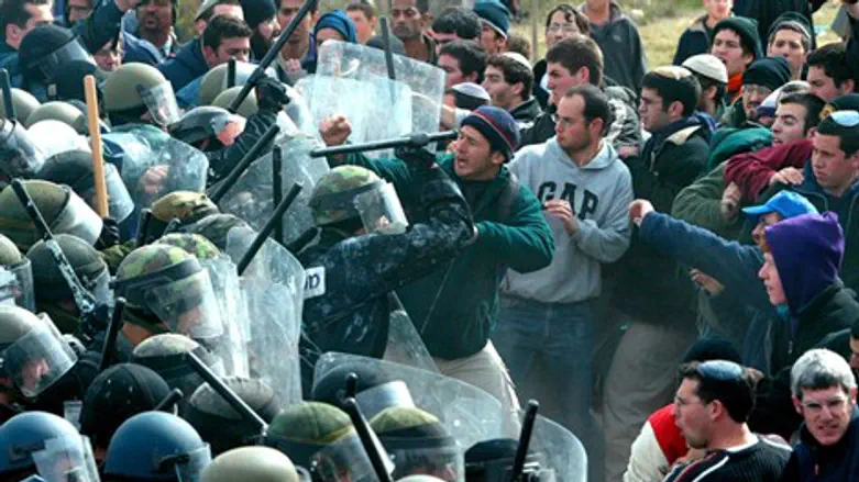 אלימות בעמונה