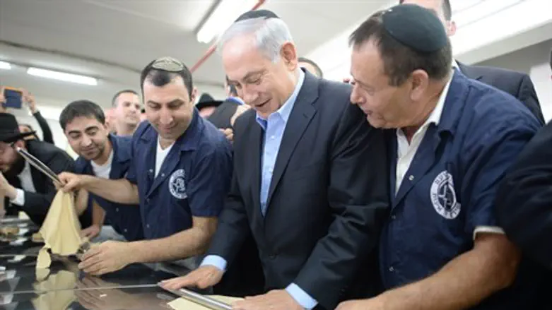נתניהו אופה מצות בכפר חב"ד