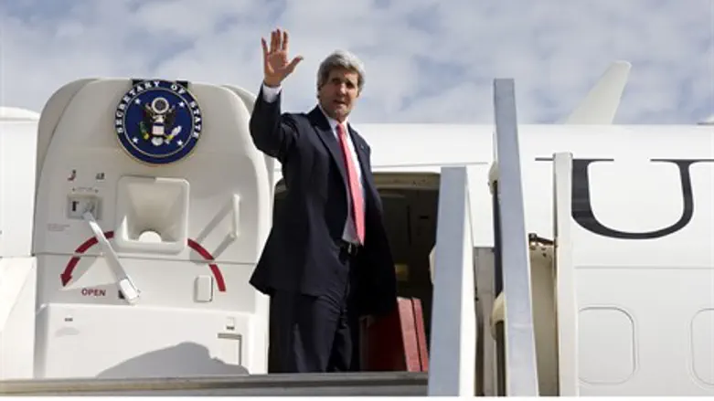 John Kerry waves as he leaves after lightenin