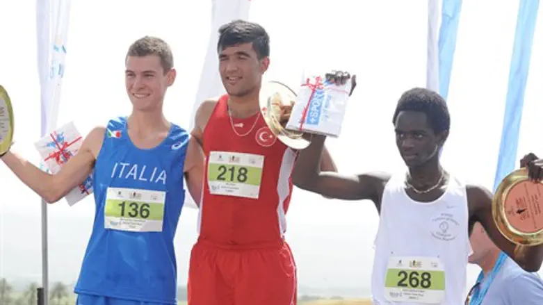 הזוכה הישראלי רמזי עבדול ג'באר (מימין)