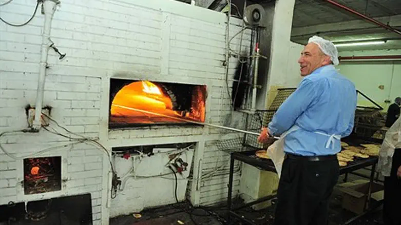 יוגב אופה מצות במהלך הסיור