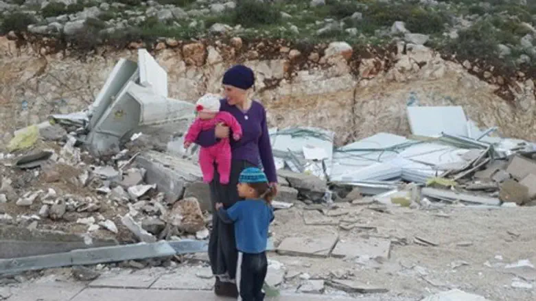 בני משפחת לזר סמוך להריסות