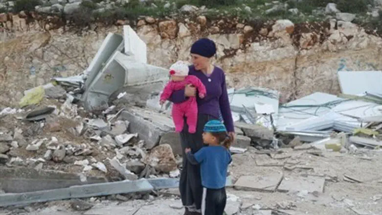 Семья Лазар на руинах собственного дома