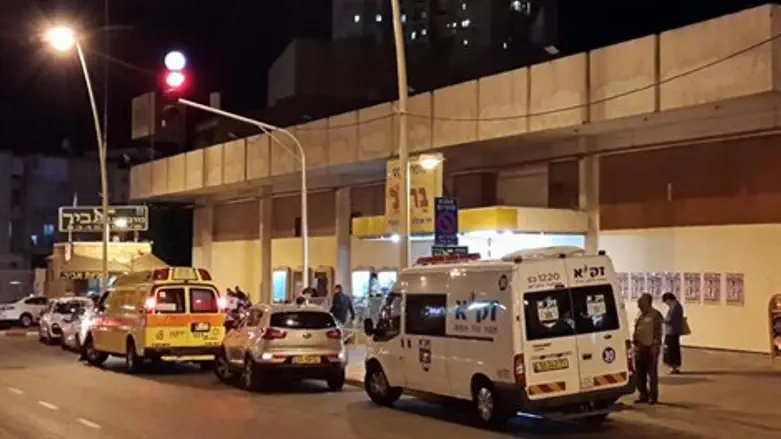 פתח תקווה, הערב