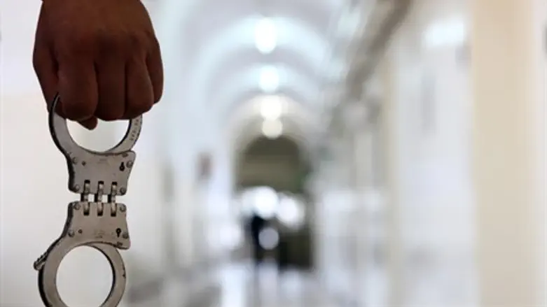 נעצר ונאזק.