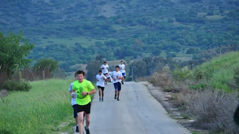 הרצים במירוץ