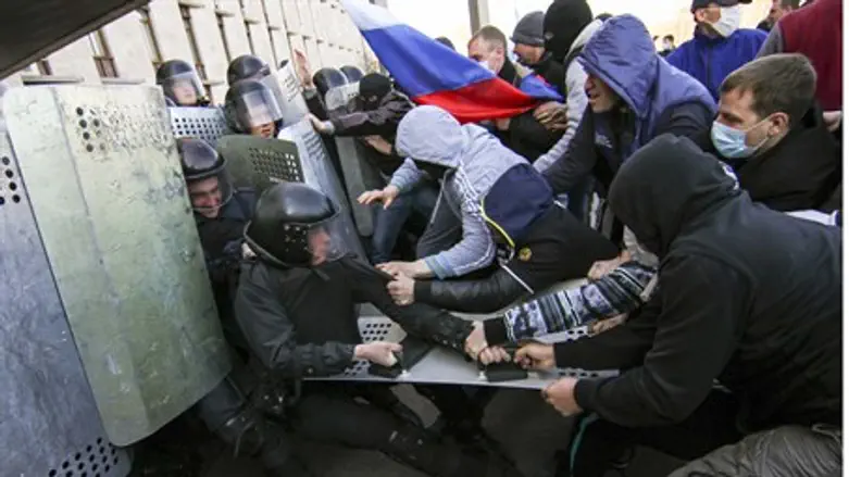 Police (L), Pro-Russia protestors clash in Do