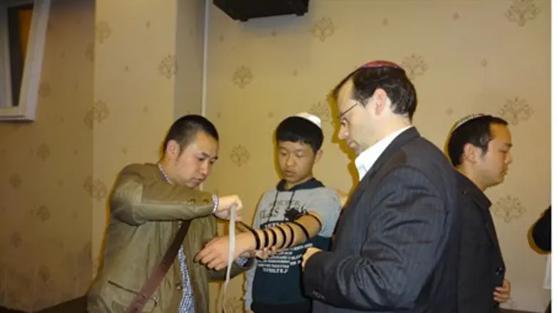 Tzuri (Heng) Shi (L), Freund, and community