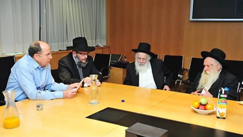 השר יעלון ורבני חב"ד