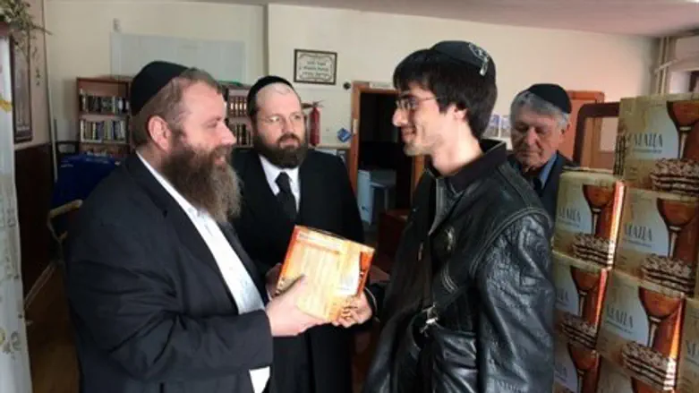 חלוקת מצות ליהודי סווסטופל